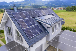 vue-aerienne-maison-privee-panneaux-solaires-toit-300x200 Les avantages et l'importance croissante des panneaux solaires dans le contexte actuel de transition vers les énergies renouvelables